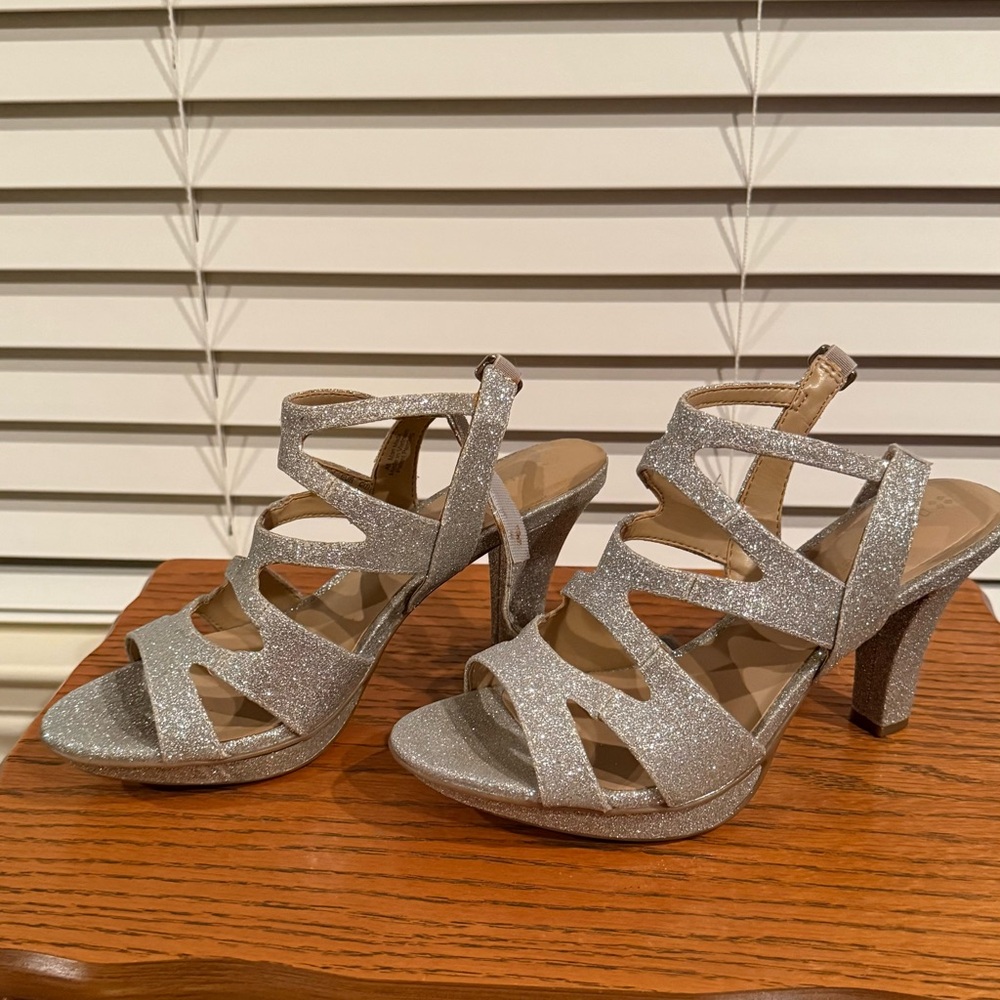 ✨ Naturalizer Silver Glitter Strappy Heels – Size 6.5 ✨